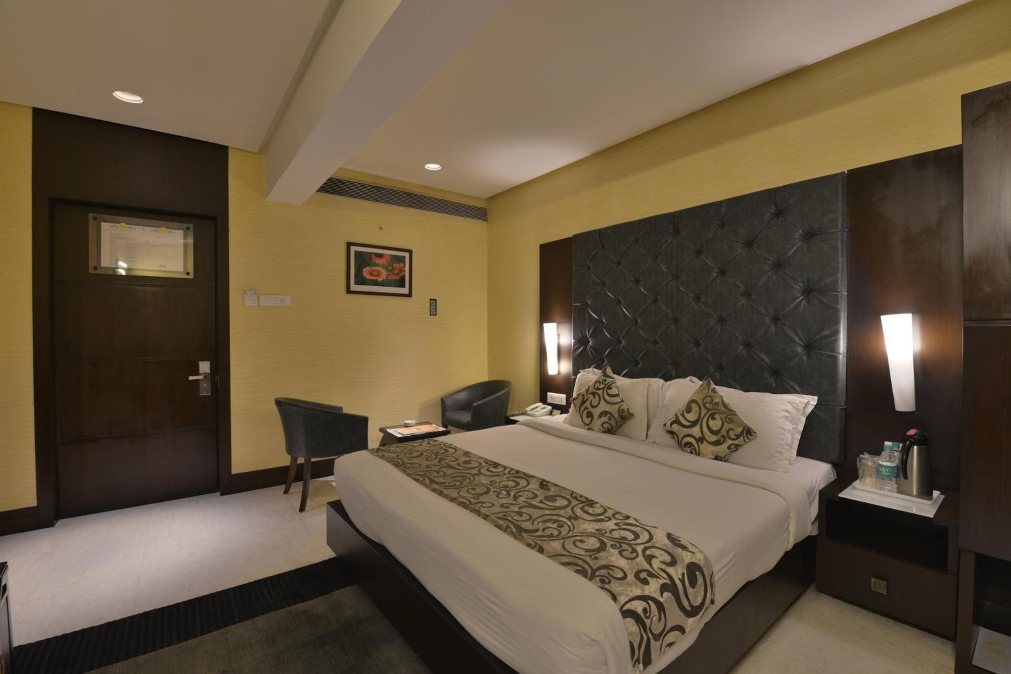 The Golden Oak Hotel Rāipur Eksteriør billede