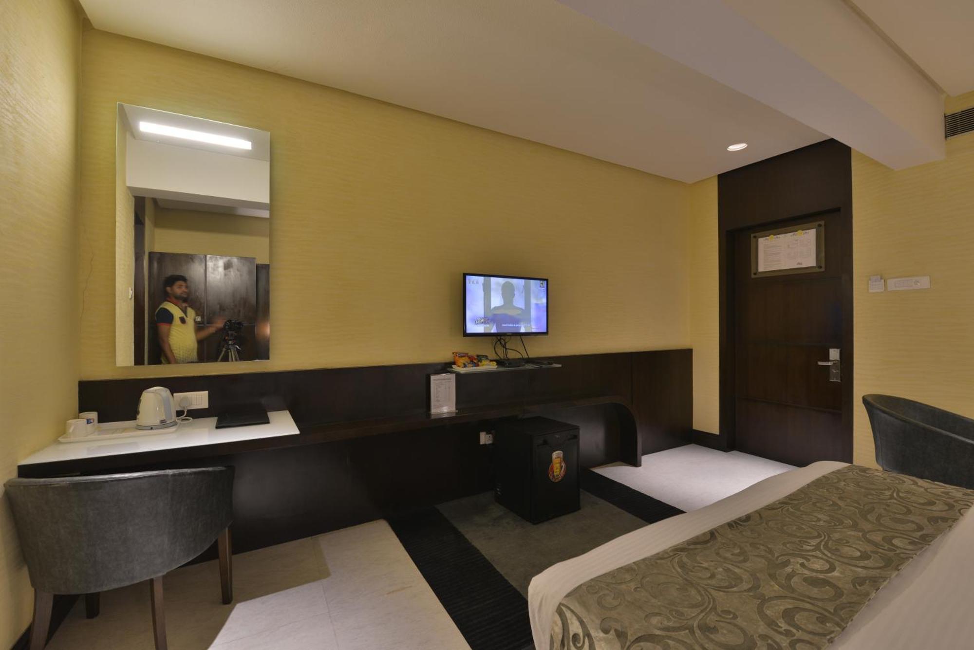 The Golden Oak Hotel Rāipur Eksteriør billede