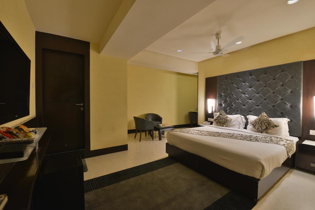 The Golden Oak Hotel Rāipur Værelse billede