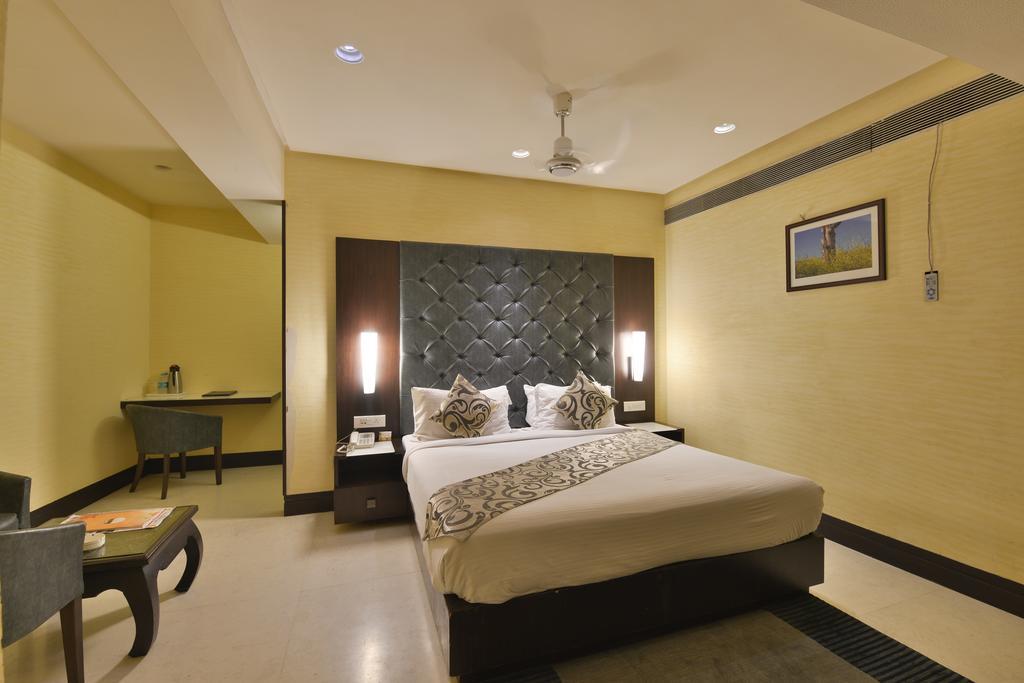 The Golden Oak Hotel Rāipur Eksteriør billede